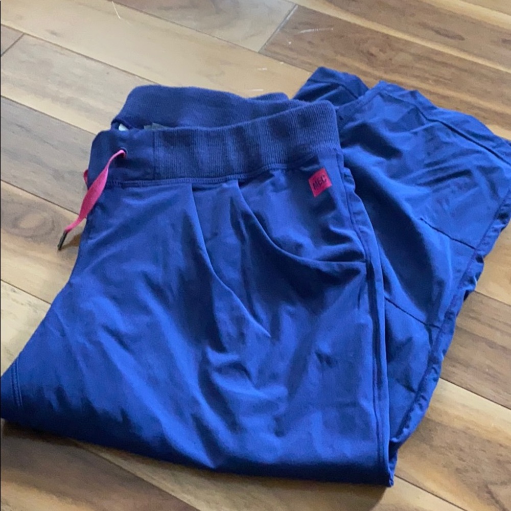 MEC cropped pants
